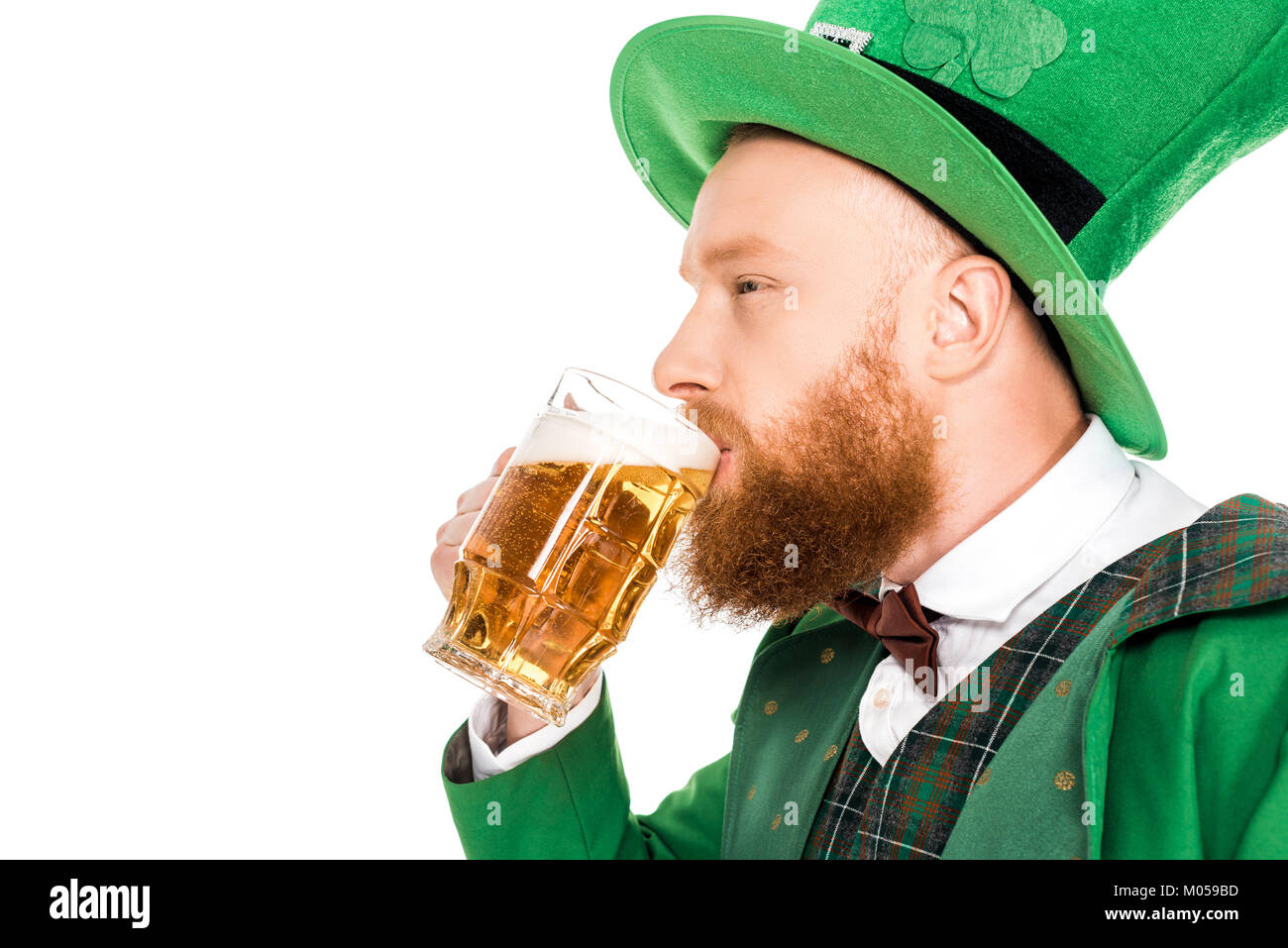Leprechaun st patricks day feiern und trinken Bier, isoliert auf weißem Stockfoto