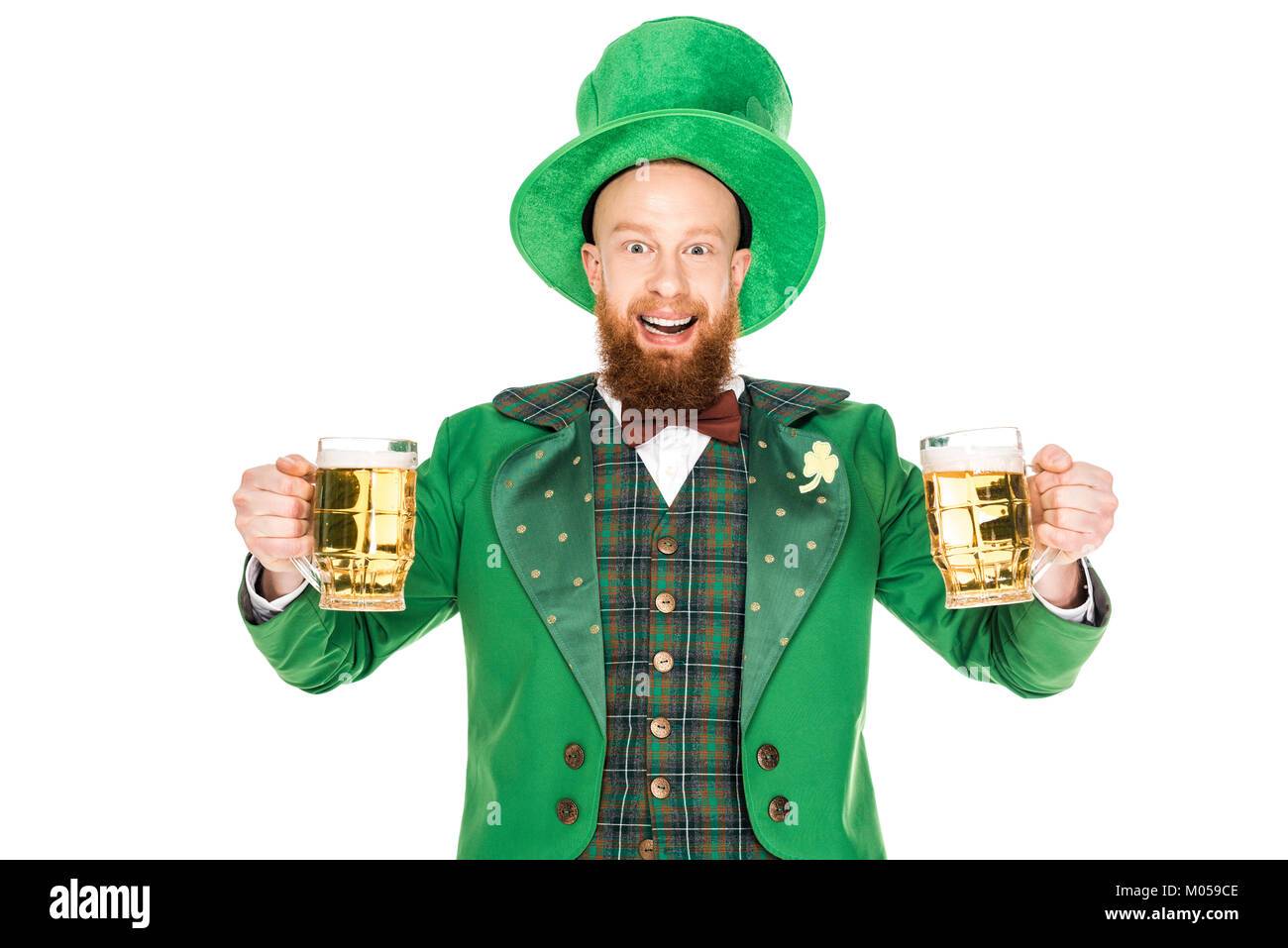 Lächelnd leprechaun feiern St. Patricks Tag mit Bier, auf weissem isoliert Stockfoto