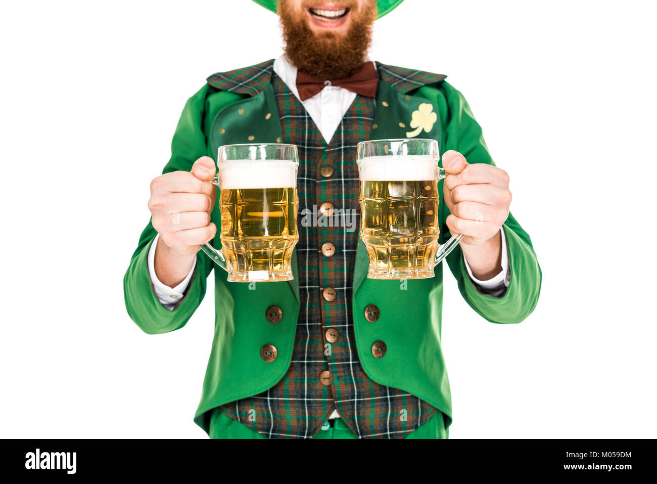 7/8-Ansicht von leprechaun feiern St. Patricks Tag mit Bier, isoliert auf weißem Stockfoto