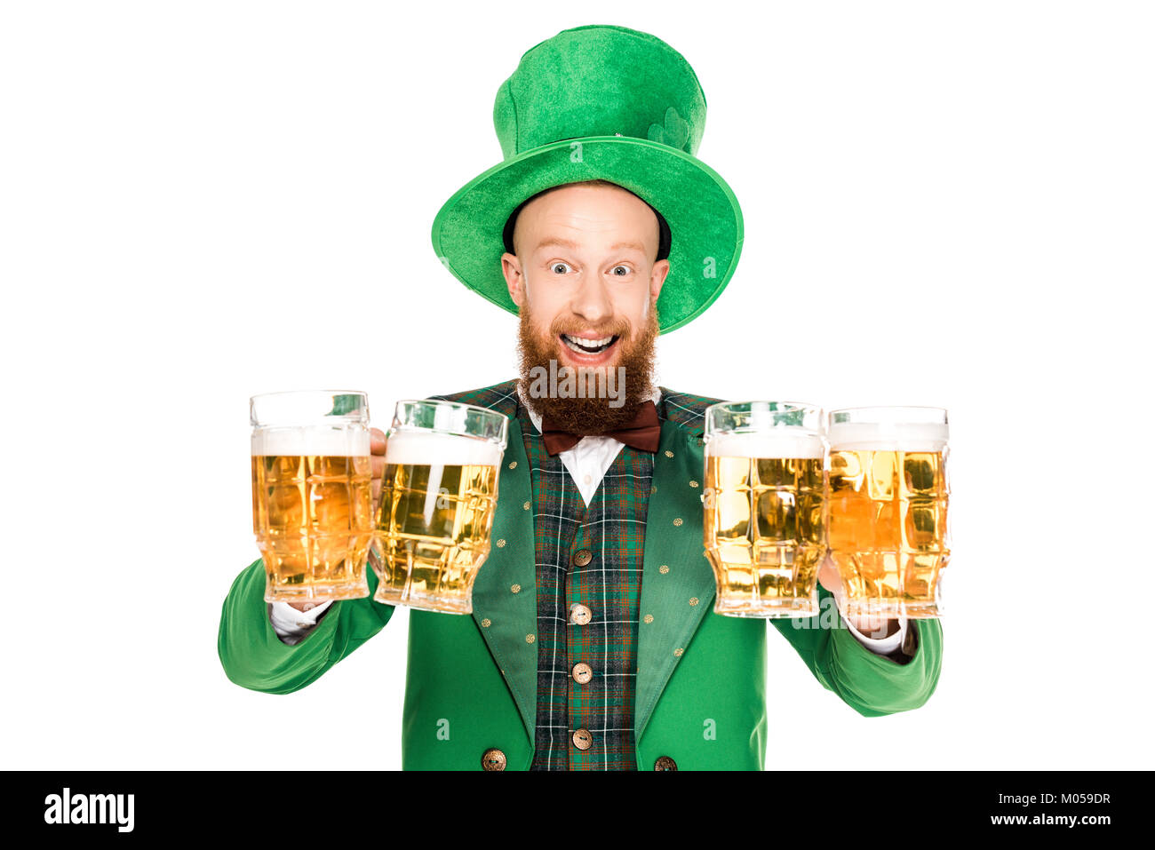 Aufgeregt leprechaun feiern St. Patricks Tag mit Bier, isoliert auf weißem Stockfoto