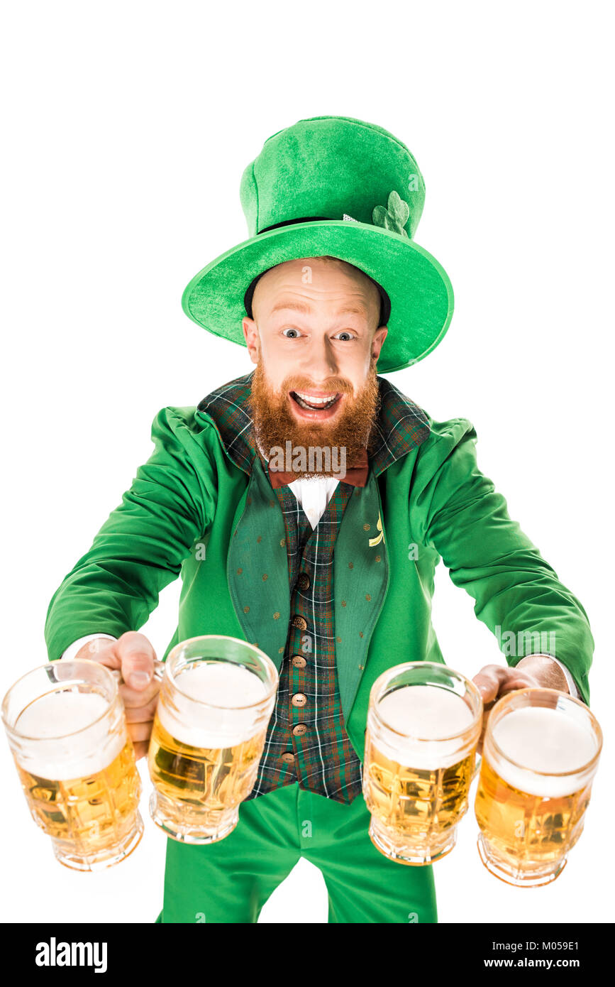 Leprechaun feiern St. Patricks Tag mit Bier, isoliert auf weißem Stockfoto