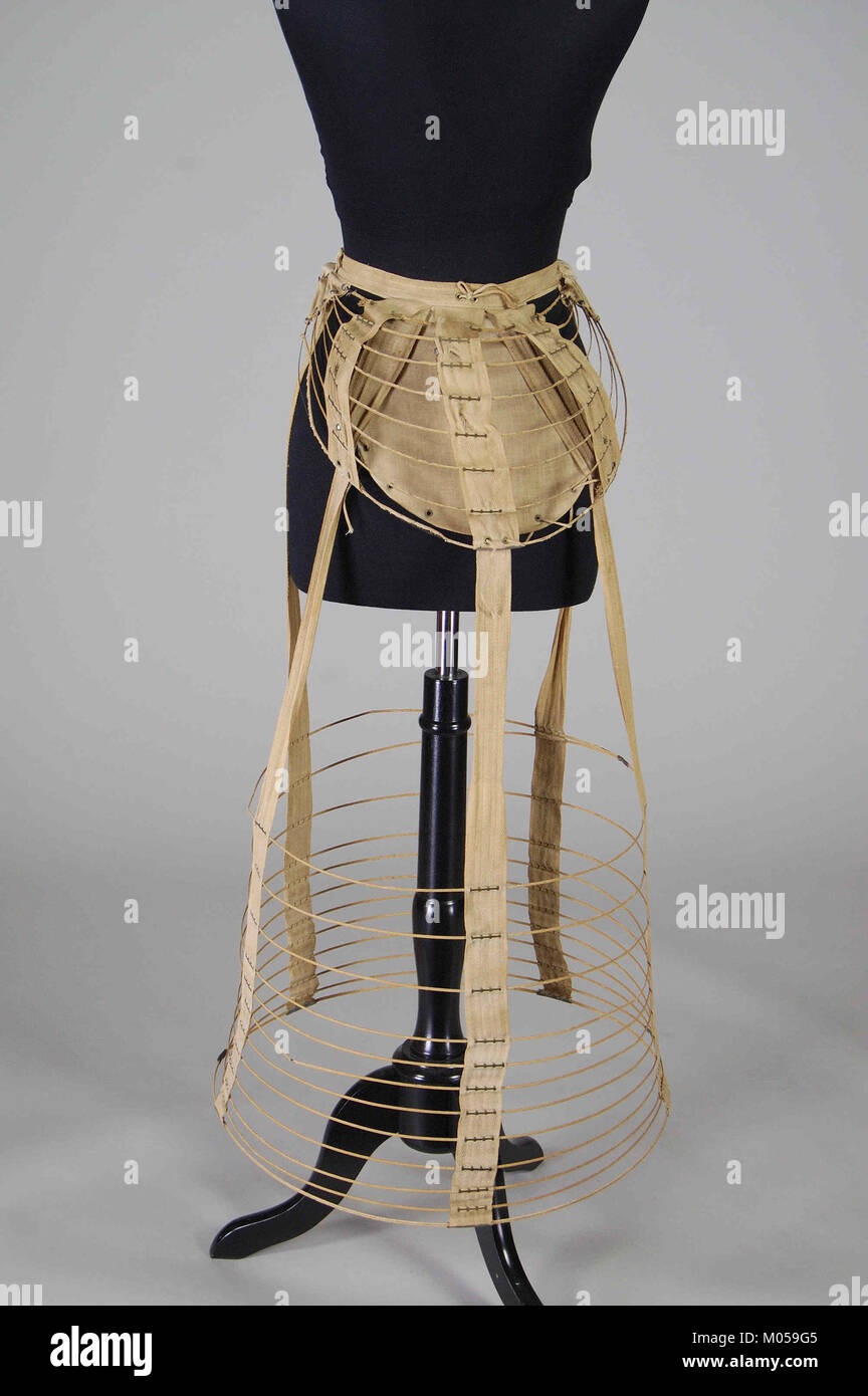 Das Cage Crinoline ist ein historisches Accessoire aus dem 19. Jahrhundert, das die voluminösen Röcke von Damenkleider unterstützen soll. Das Stück im Metropolitan Museum of Art zeigt das komplizierte Design und die Funktion des Krinolins. Stockfoto