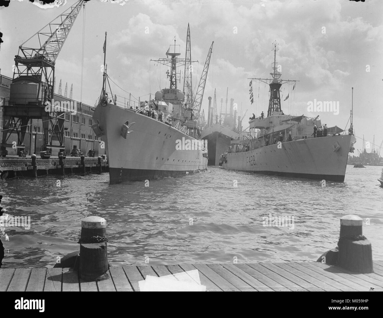 Britse torpedoboot Stau St. Kitts en Briten fregat Loch Alvie aan Bestanddeelnr Javakade, 904-0758 Stockfoto