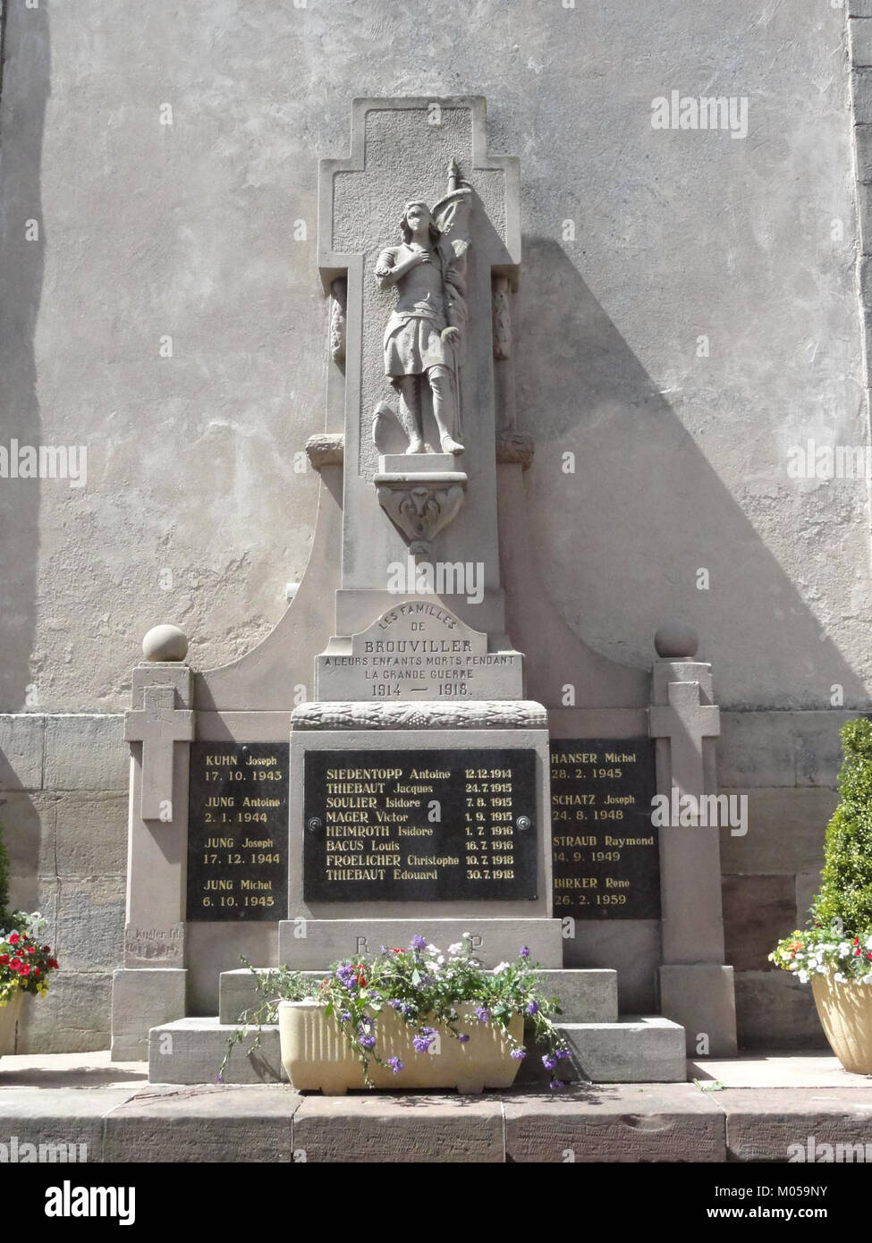 Das Monument aux Morts in Brouviller, Moselle, Frankreich, erinnert an die Toten im Krieg. Es ist ein bedeutendes Kriegsdenkmal in der Region, das die gefallenen Soldaten ehrt. Stockfoto