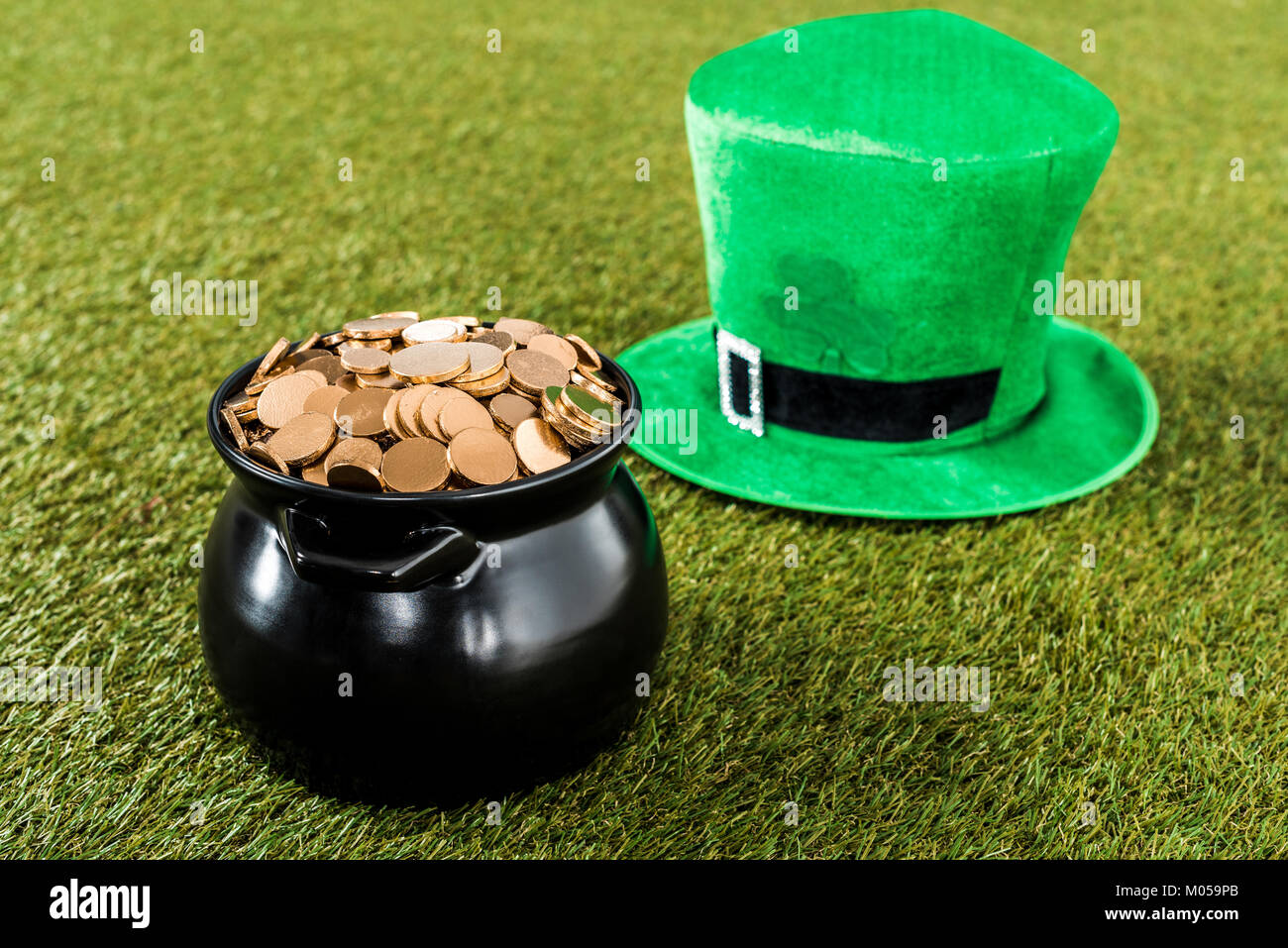 Grüne Mütze und Pot of Gold auf Gras für st patricks day Stockfoto