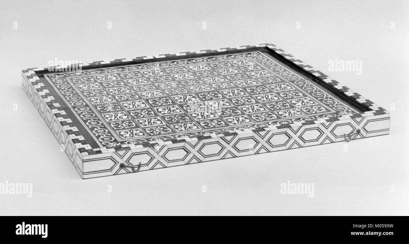 "Box-Board MET 145877" bezieht sich auf ein bestimmtes Stück in der Sammlung des Metropolitan Museum of Art Die unter der Nummer 145877 katalogisierte Box ist Teil der dekorativen Kunstabteilung des Museums und zeigt Designelemente aus einer bestimmten Zeit. Bildquelle: [INSERT Source] (Quelle einfügen). Stockfoto