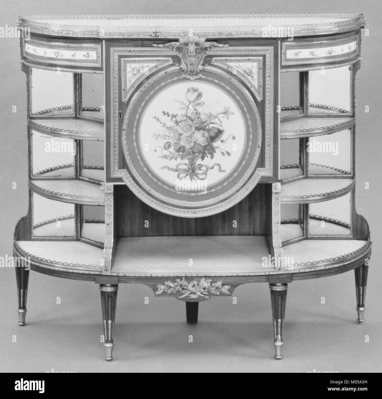 Dieses Kabinett, katalogisiert als MET 166534, ist ein Artefakt aus der Sammlung des Metropolitan Museum of Art. Bekannt für seine Handwerkskunst und sein Design, stellt es ein wichtiges Stück Möbelgeschichte dar. Stockfoto