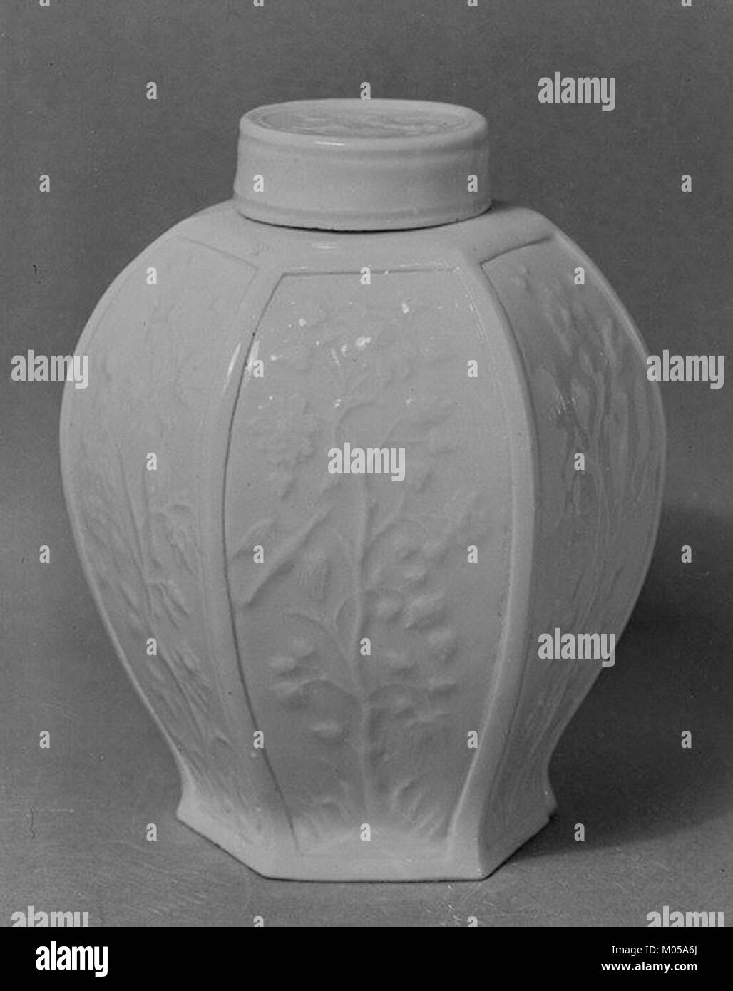 Dieses Bild bezieht sich auf einen Cadillac, eine ikonische amerikanische Luxusautomobilmarke. Das gezeigte Modell ist wahrscheinlich Teil einer historischen Sammlung im Metropolitan Museum of Art Stockfoto