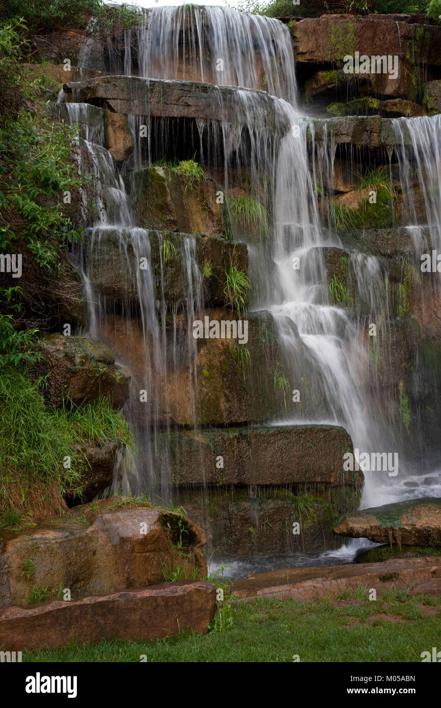 Wasserfall im Frühjahr Park Stockfoto