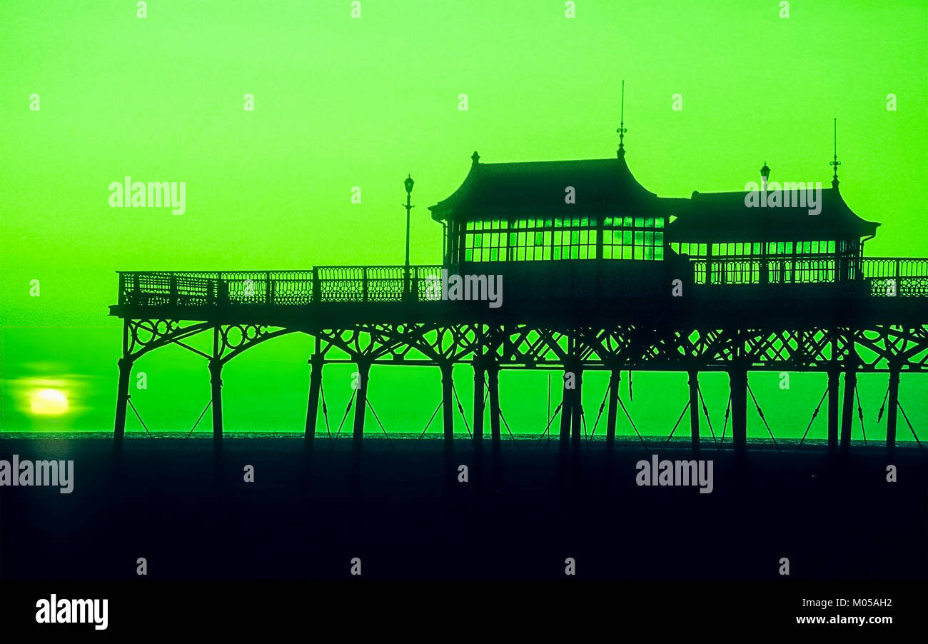 St Annes Pier in Silhouette bei Sonnenuntergang.. Auf 35-mm-Dia Film mit Filter Grün genommen. Stockfoto