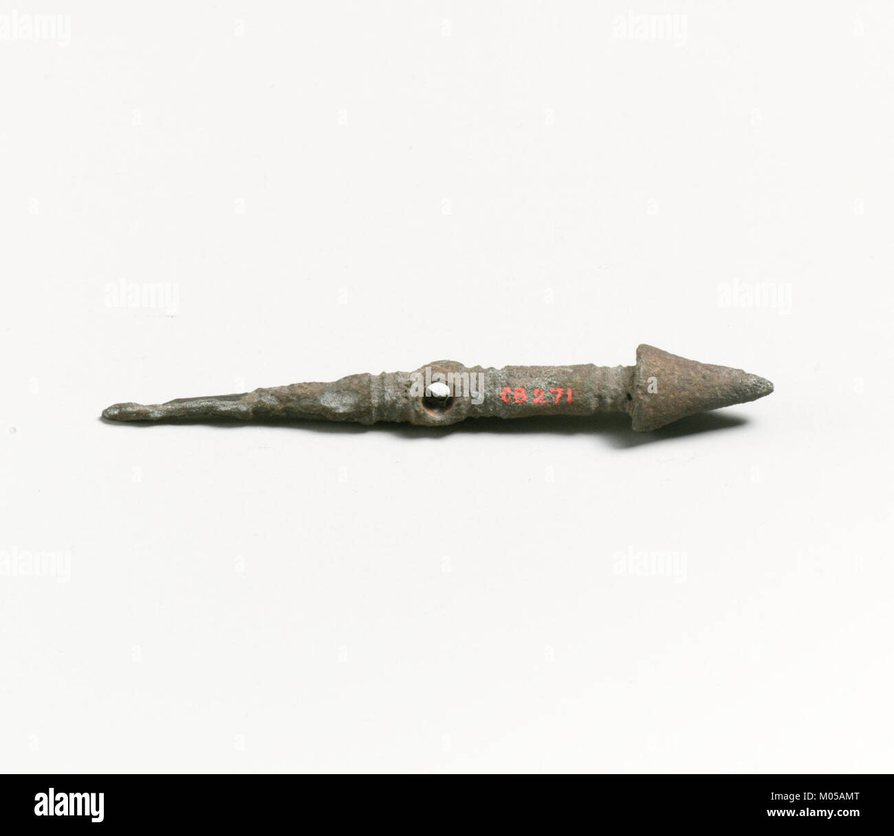 Dieser bronzene Ösenstift, der in der MET-Kollektion untergebracht ist, stellt eine Form historischer Metallarbeiten dar, die Handwerkskunst und Designelemente der damaligen Zeit zeigen. Stockfoto