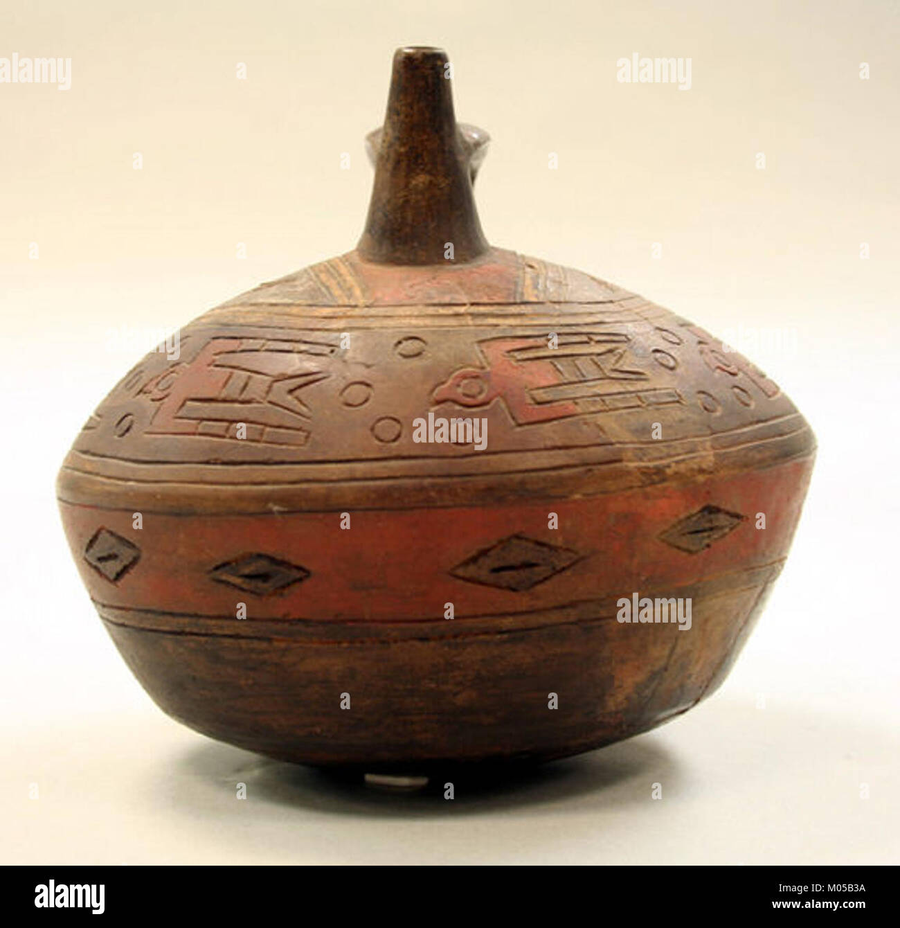 Die Bridge and Spout Bottle, Teil der Sammlung des Metropolitan Museum of Art, ist ein bemerkenswertes Beispiel für historische Glaswaren mit kompliziertem Design. Stockfoto