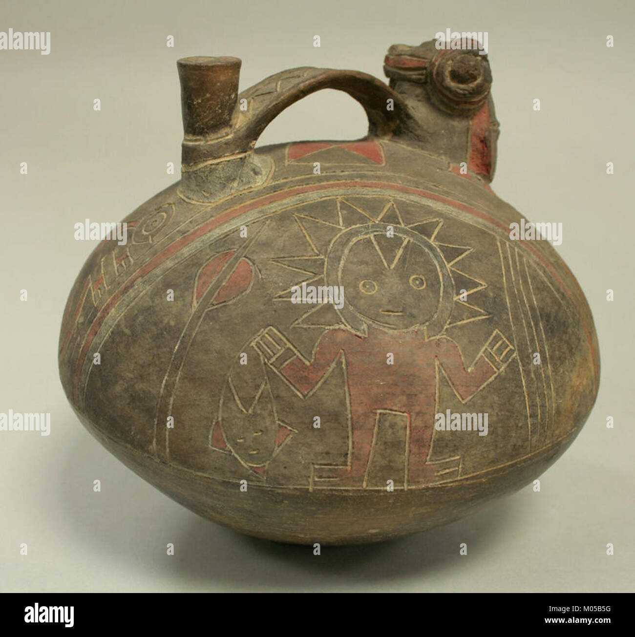 Die Bridge and Spout Bottle, ein Artefakt im Metropolitan Museum of Art, ist ein bedeutendes Beispiel für alte Glaswaren mit einem einzigartigen Design. Stockfoto