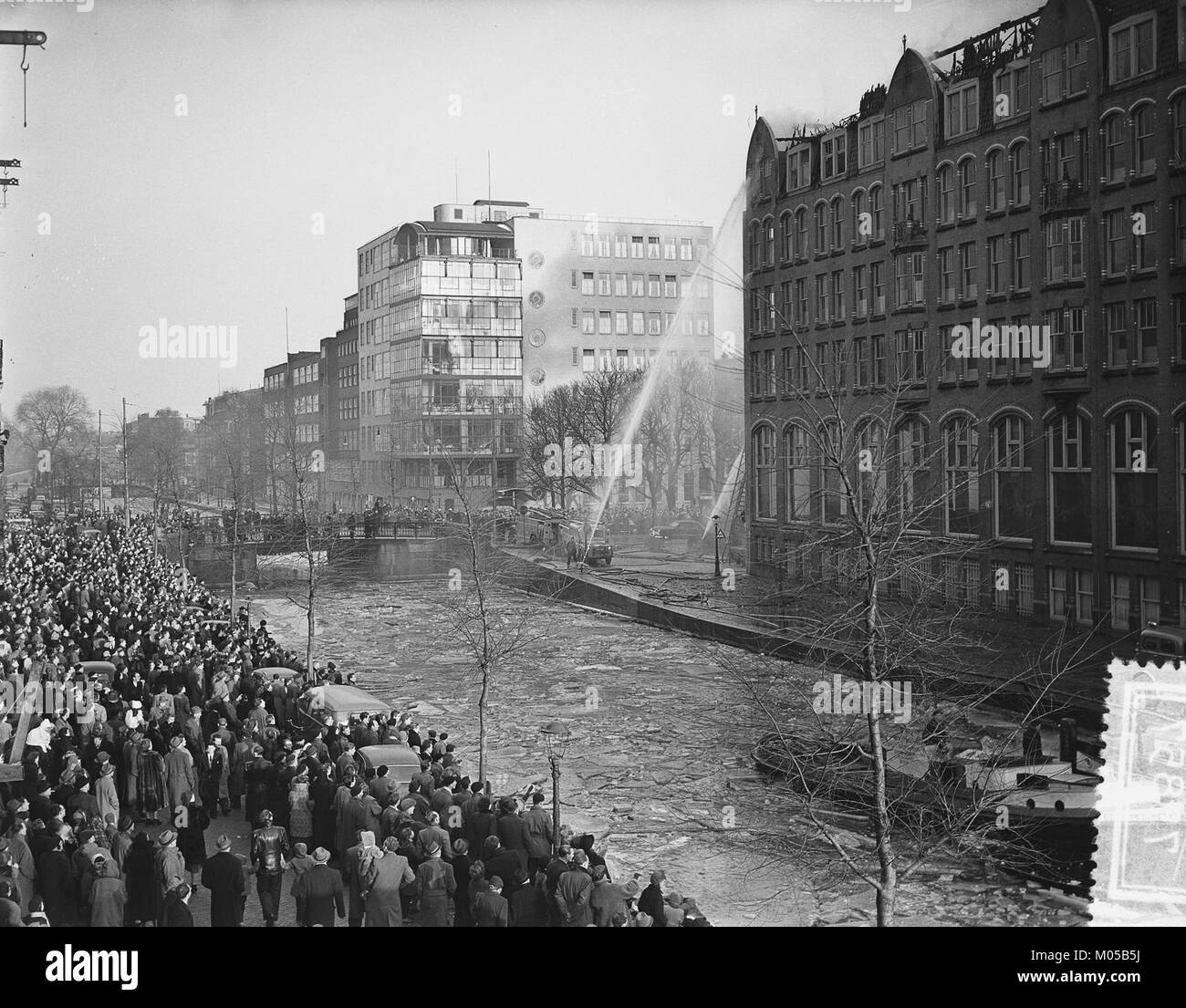 Foto der Marke Diamantbeurs (Diamantbörse) in Amsterdam, die die Architektur des Gebäudes und die Folgen eines Brandes zeigt. Das Bild ist Teil der Sammlung des Rijksmuseums. Stockfoto