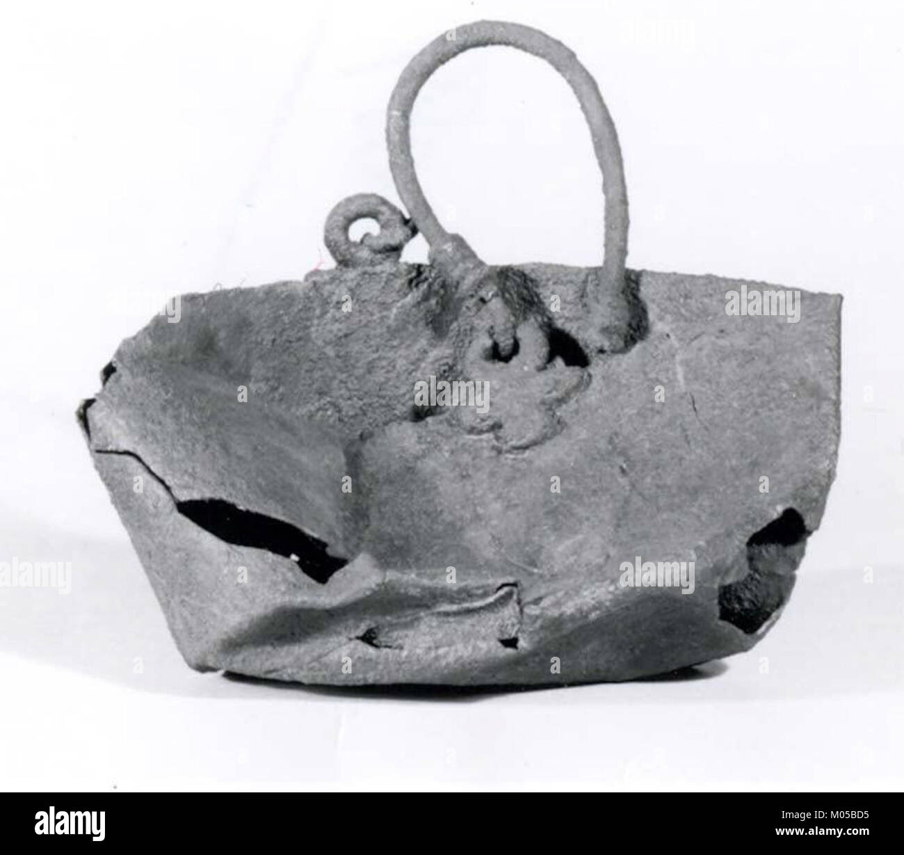 Dieser Eimer mit Aufsätzen und Griff, der in der MET-Kollektion untergebracht ist, ist ein repräsentatives Beispiel für die handwerkliche Handwerkskunst historischer Zeiten und zeigt ein praktisches Design für den täglichen Gebrauch. Stockfoto