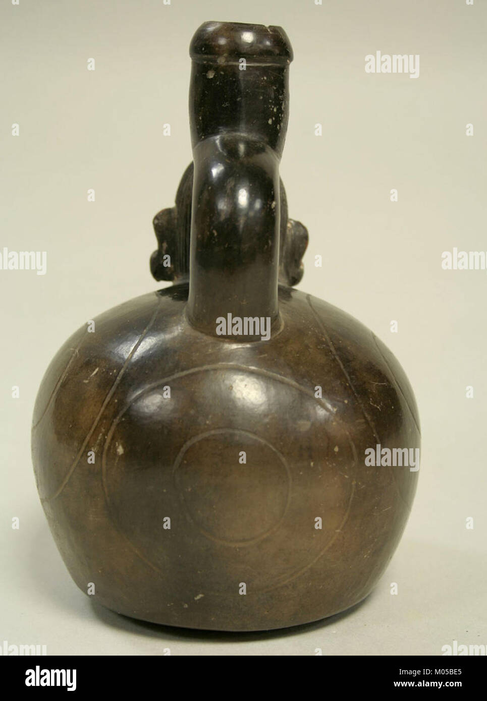 Die MET TR.530,2008 c ist eine Flasche mit einem Kopf auf dem Auslauf, ein Beispiel für alte Keramikhandwerkskunst. Das Stück ist Teil der Sammlung des Metropolitan Museum of Artâ, das Kunst aus den frühen Zivilisationen darstellt. Stockfoto