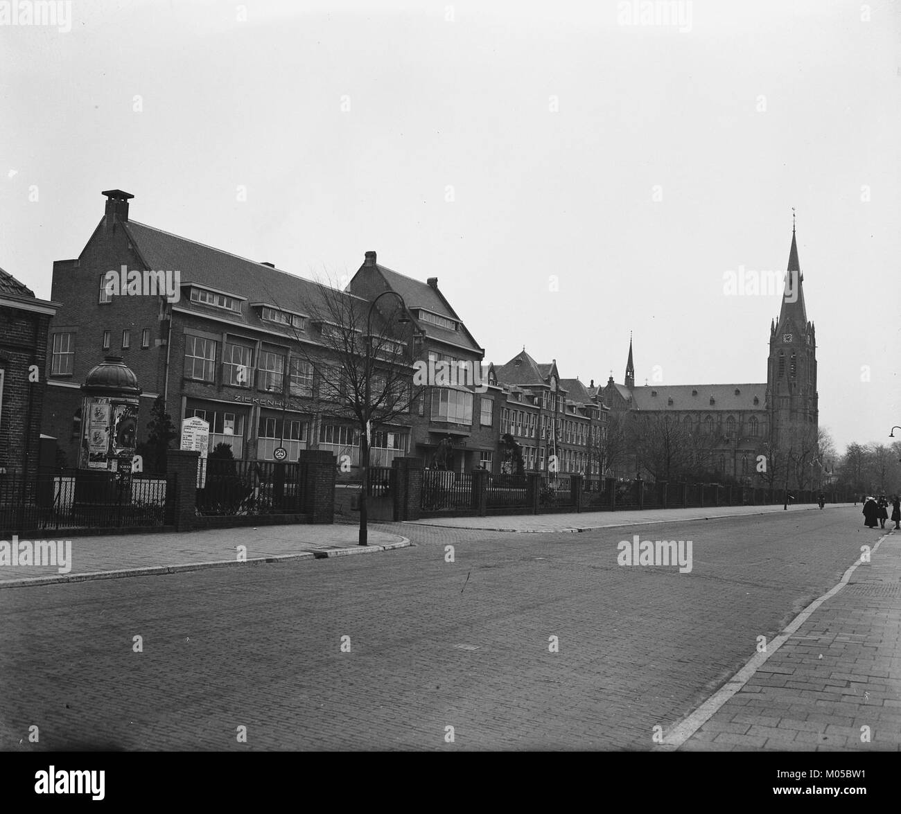 Dieses Bild zeigt die humanitären Bemühungen des ausländischen Roten Kreuzes, die niederländischen Krankenhäusern während einer Krisenzeit helfen. Die Zusammenarbeit spiegelt die internationale Hilfe in Zeiten der Not wider und zeigt die weltweite Solidarität im Gesundheitswesen. Stockfoto