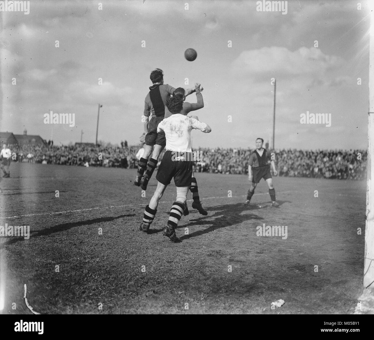 Ein Bild, das das Spiel zwischen BVV und NAC, einem wichtigen Sportereignis in der niederländischen Fußballszene, feststellt. Stockfoto