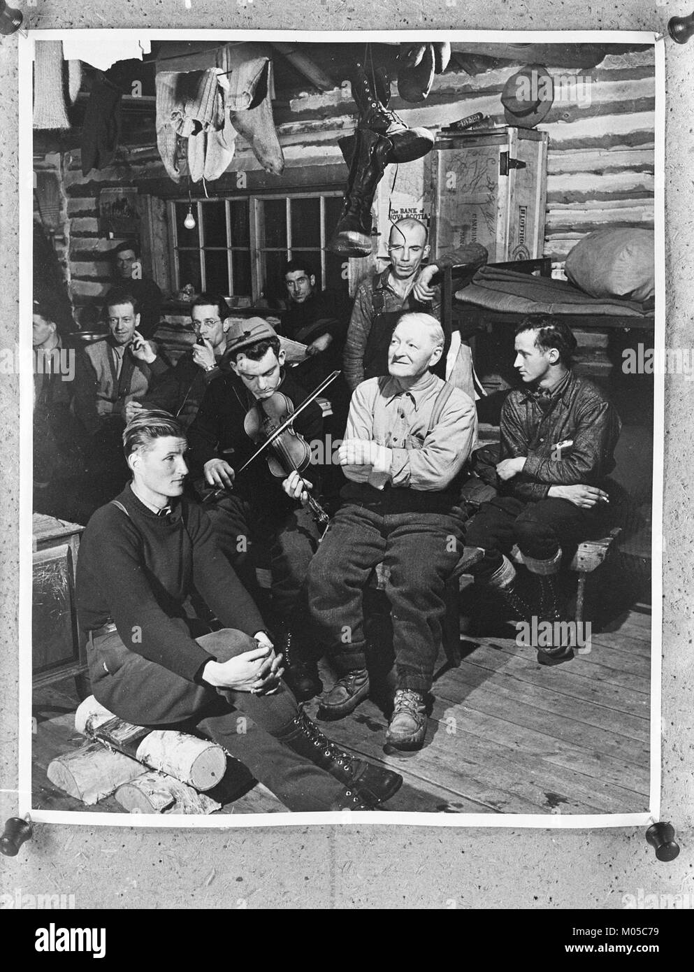 Ein Standbild aus einem niederländischen Film mit dem Titel „Canadezen weer thuis“, der die Rückkehr kanadischer Soldaten nach dem Zweiten Weltkrieg dokumentiert und ihre Heimkehr in den Niederlanden zeigt. Stockfoto