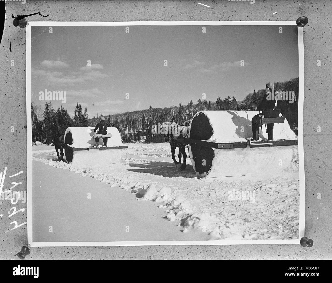 Dieser niederländische Film fängt die Rückkehr der kanadischen Soldaten ein, mit dem Titel „Canadezen weer thuis“, was „Kanadier zurück zu Hause“ bedeutet. Die Aufnahmen dokumentieren wahrscheinlich die Zeit nach dem Zweiten Weltkrieg und konzentrieren sich auf die emotionale Rückkehr der kanadischen Streitkräfte. Stockfoto