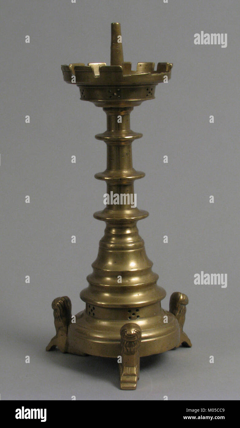 Der Kerzenhalter Pricket, katalogisiert als MET sf41-190-121s2, ist ein historisches Metallwerk mit Pricket-Design. Dieser Stil wurde im 16. Und 17. Jahrhundert häufig in Kerzenständern verwendet, die durch seine vertikale Spitze für die Aufnahme von Kerzen gekennzeichnet waren. Stockfoto Der Kerzenhalter Pricket, katalogisiert als MET sf41-190-121s2, ist ein historisches Metallwerk mit Pricket-Design. Dieser Stil wurde im 16. Und 17. Jahrhundert häufig in Kerzenständern verwendet, die durch seine vertikale Spitze für die Aufnahme von Kerzen gekennzeichnet waren. Stockfoto