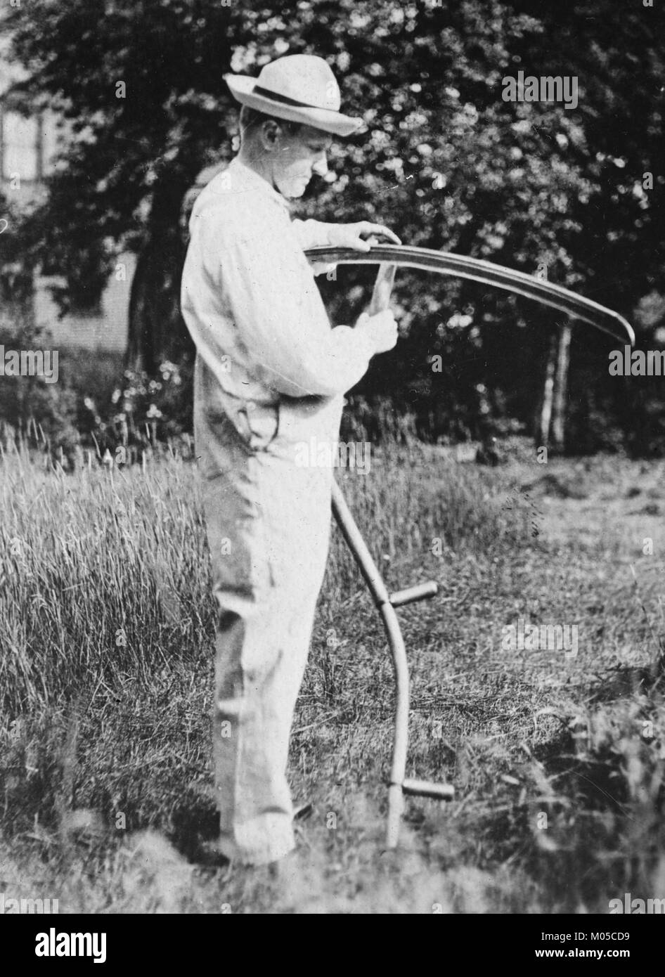 Calvin Coolidge mit einer Sense Stockfoto