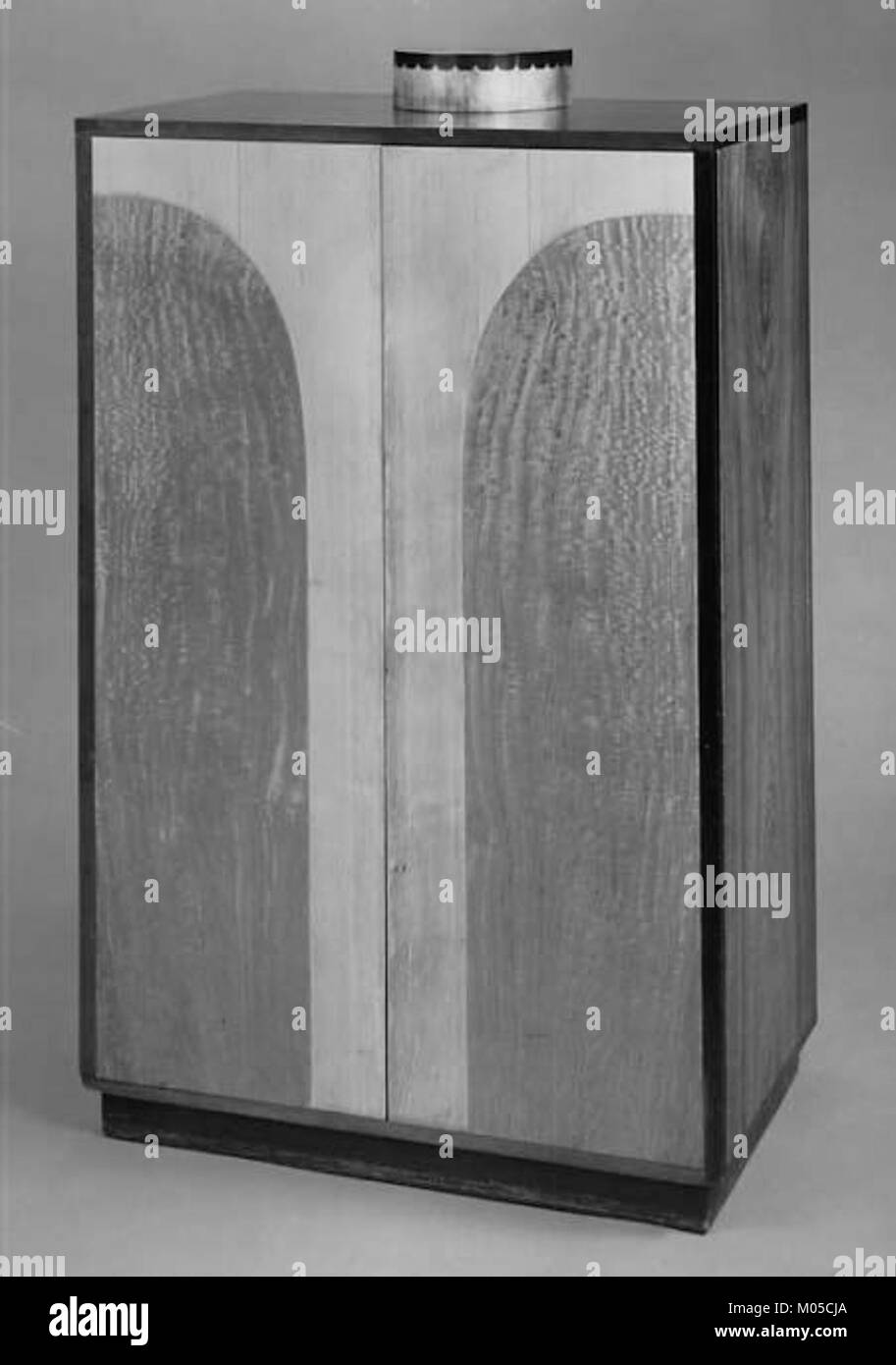 Das Kabinett mit Schubladen, MET sf1983.24.46, ist ein historisches Möbelstück, das sich im Metropolitan Museum of Art befindet Dieser Schrank ist bekannt für seine Handwerkskunst und historische Bedeutung in der Welt der Innenarchitektur. Stockfoto