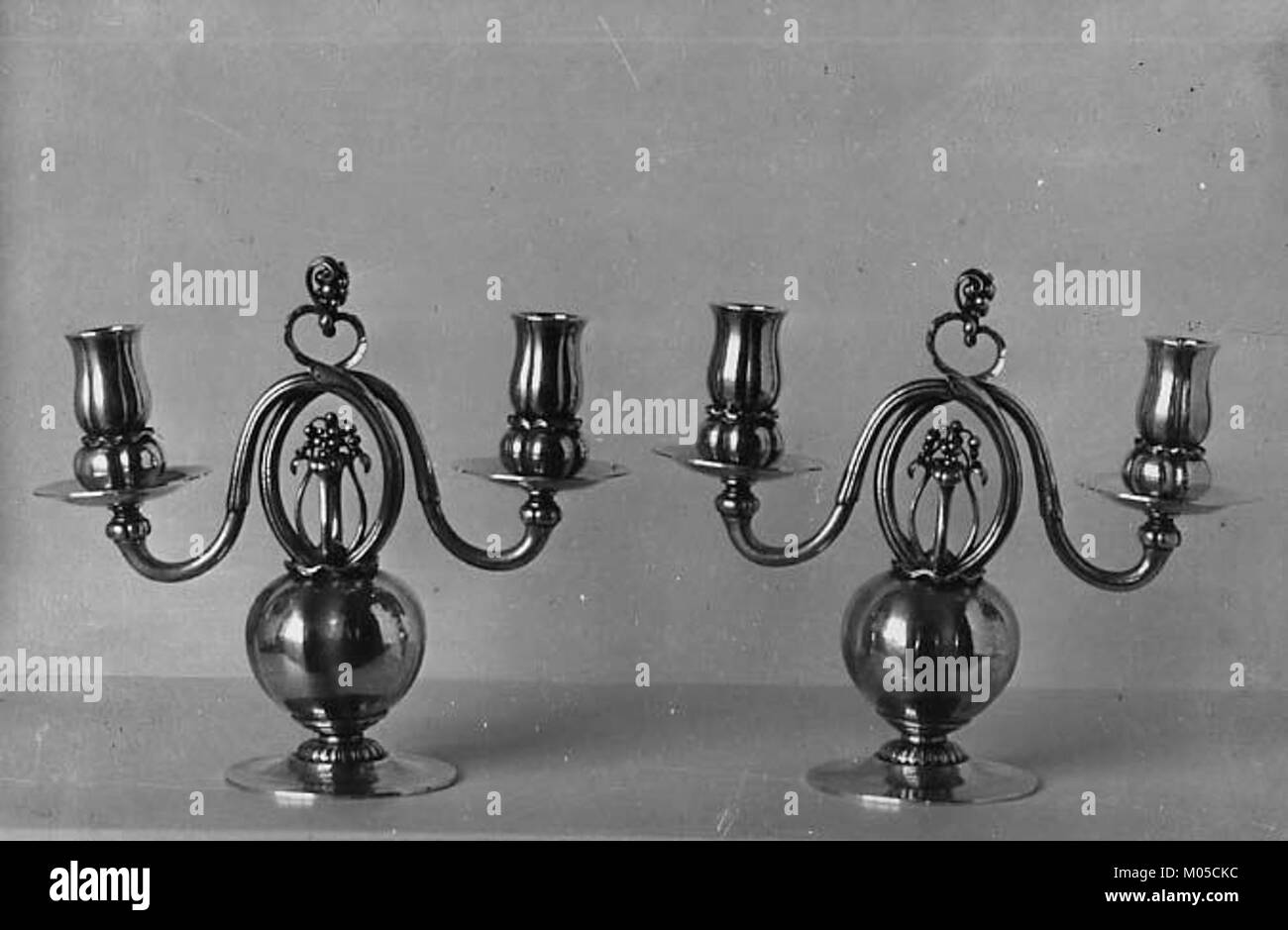 Dieser Kandelaber, katalogisiert als MET sf23.179.1-2, ist Teil der Sammlung des Metropolitan Museum of Art und zeigt exquisite Handwerkskunst in den Bereichen Lichtdesign und dekorative Kunst. Stockfoto