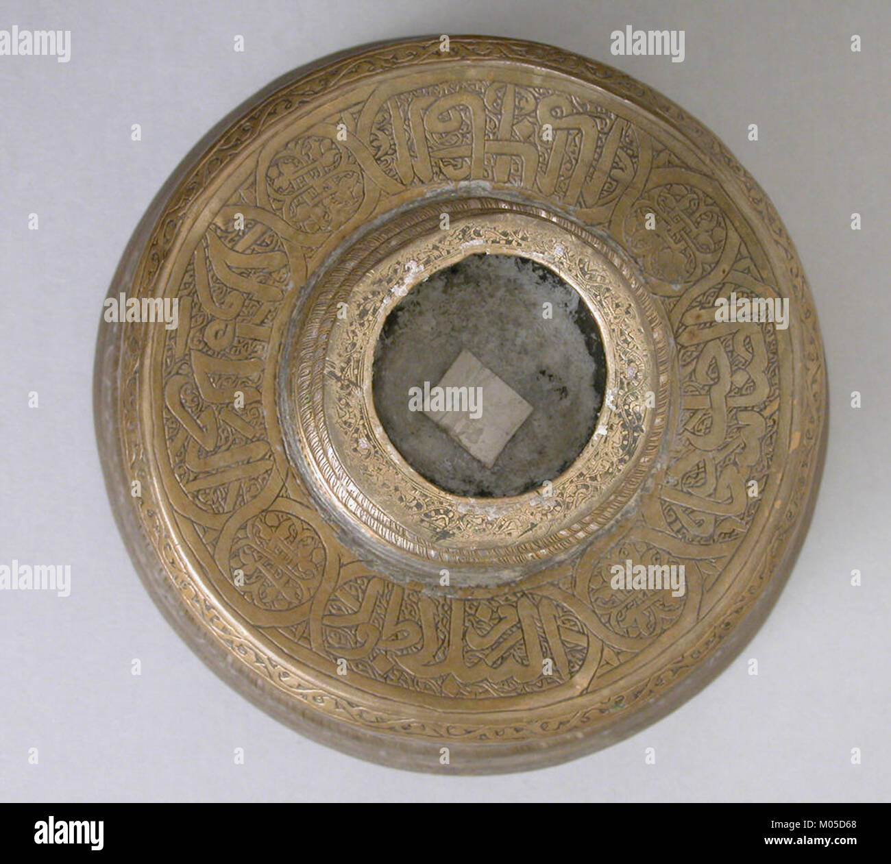 Dieser Kerzenleuchter mit Reitern und arabischen Inschriften überträgt dem Sultan gute Wünsche und Segen. Es ist ein schönes Beispiel für islamische Kunst, das die kulturellen und künstlerischen Traditionen dieser Zeit widerspiegelt. Stockfoto