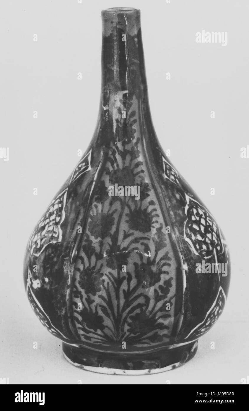 Diese Flasche, Teil der MET-Kollektion, ist ein bedeutendes Beispiel für historische Handwerkskunst. Das Design und die Materialien heben die Kunst der Flaschenherstellung aus der Zeit hervor, in der sie entstand. Stockfoto