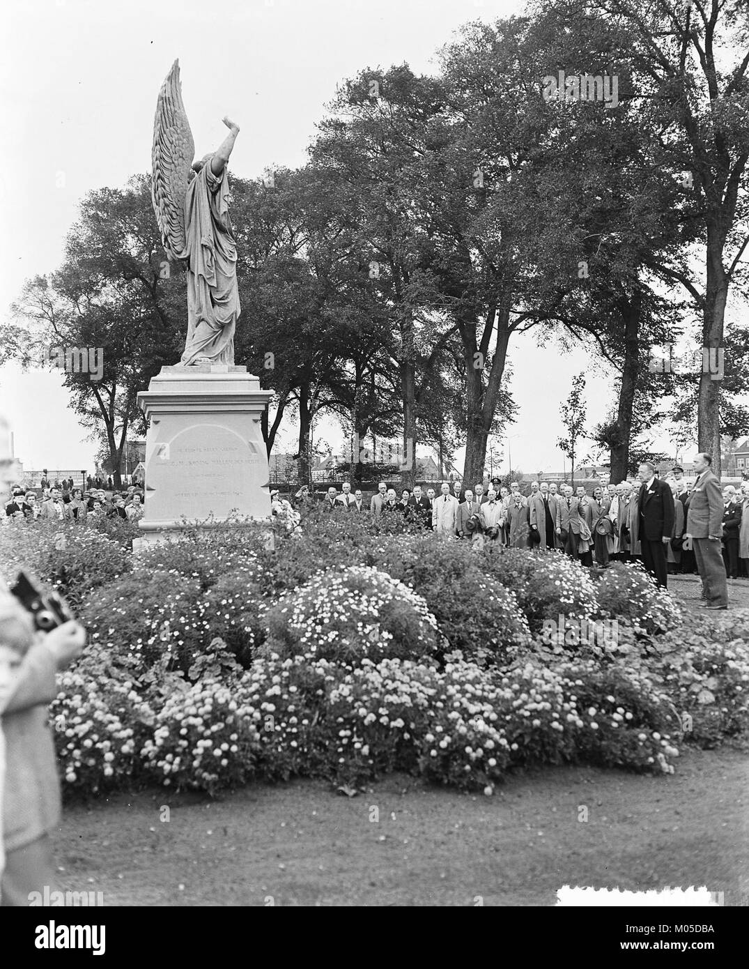 Dieses Foto zeigt den 60. Jahrestag der Cadettenschool (Militärakademie) in Alkmaar, Niederlande. Die im 19. Jahrhundert gegründete Schule war eine wichtige Institution für die Ausbildung von Militärkadetten. Das Bild spiegelt die historische Bedeutung der Akademie und die Feierlichkeiten wider, die ihren Meilenstein von sechs Jahrzehnten markieren. Stockfoto