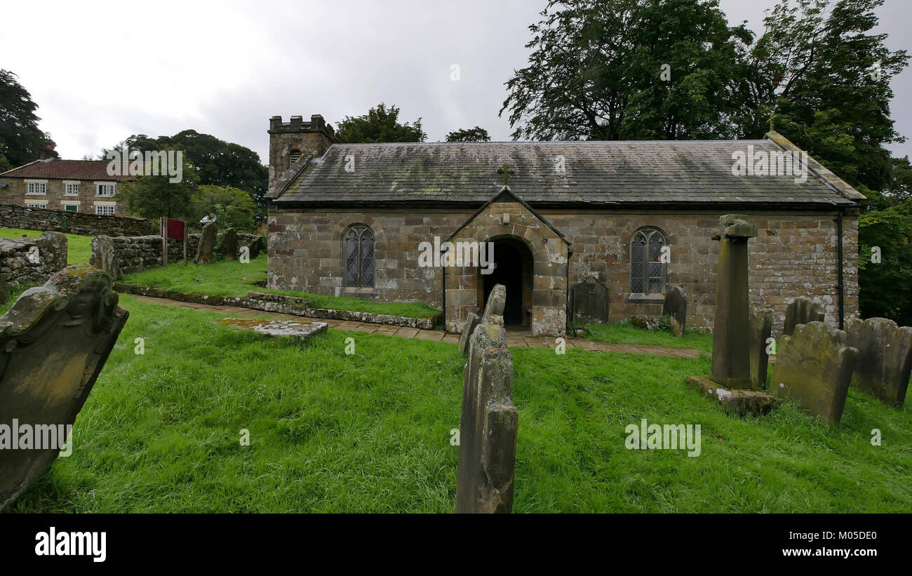 Foto von der Außenseite der St. Nicholas' Church in Bransdale, North Yorkshire, England. Die Kirche stammt aus der Zeit um 1800 und ist ein denkmalgeschütztes Gebäude. Das Bild zeigt seine architektonischen Merkmale, einschließlich des Bellcote und des umgebenden Kirchhofs. Stockfoto