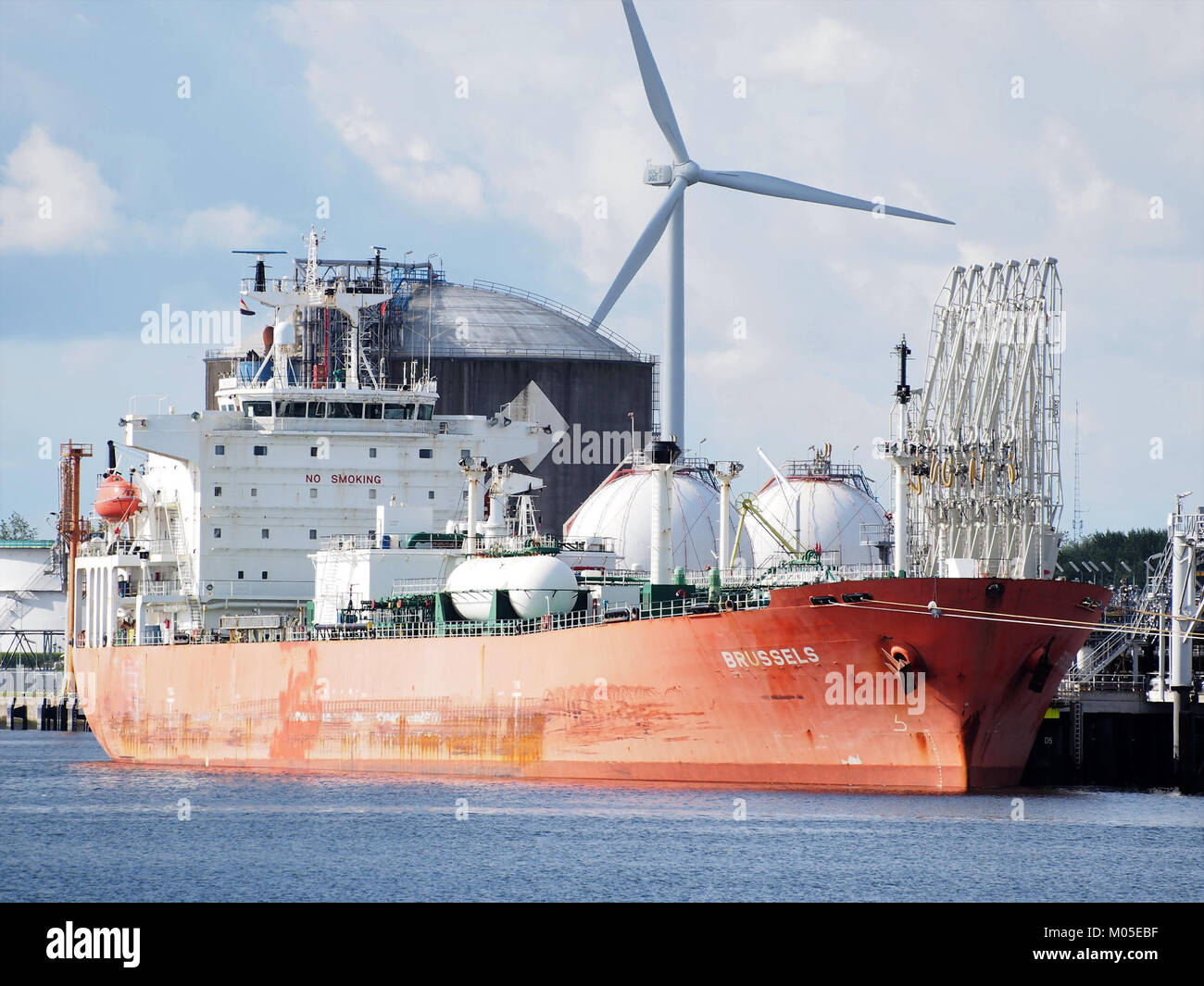 Das Schiff *Brussels*, IMO 9142150, wurde 1997 im Hafen vor Rotterdam gesehen. Das Schiff, ein Roll-on/Roll-off-Schiff (Ro-RO), wurde für den Transport von Fahrzeugen und Fracht gebaut, das für seine Vielseitigkeit bei der Abwicklung verschiedener Arten von Fracht bekannt ist. Stockfoto