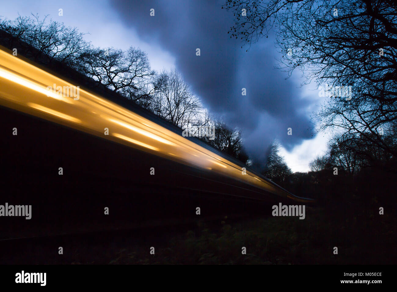 Die Severn Valley Railway carriage in Bewegung, Strecke mit niedrigem Winkel Landschaft schoß in der Dämmerung, kalten Abend. Konzept Fotografie: hohe Geschwindigkeit, Bewegung. Stockfoto