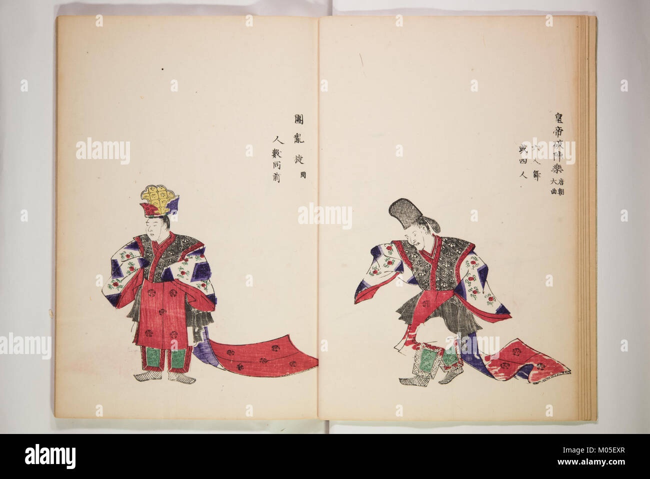Die Bugaku-ru-Illustrationen zeigen Szenen aus Bugaku, einem traditionellen japanischen Hoftanz, mit komplizierten Darstellungen zeremonieller Kostüme und Bewegungen. Diese Kunstwerke, die in der MET-Sammlung untergebracht sind, bieten eine visuelle Aufzeichnung der rituellen Darbietungen, die in Japans kaiserlicher Hofkultur verankert sind. Stockfoto