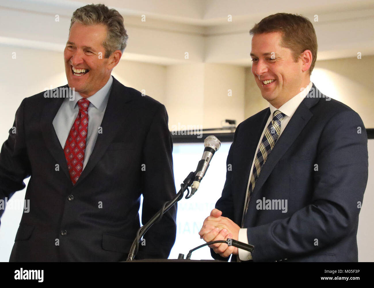 Dieses Bild zeigt Brian Pallister, den ehemaligen Premierminister von Manitoba, mit Andrew Scheer, dem Führer der Conservative Party of Canada, die 2017 aufgenommen wurde. Das Foto zeigt die politischen Persönlichkeiten während einer Veranstaltung oder eines Treffens in diesem Jahr. Stockfoto