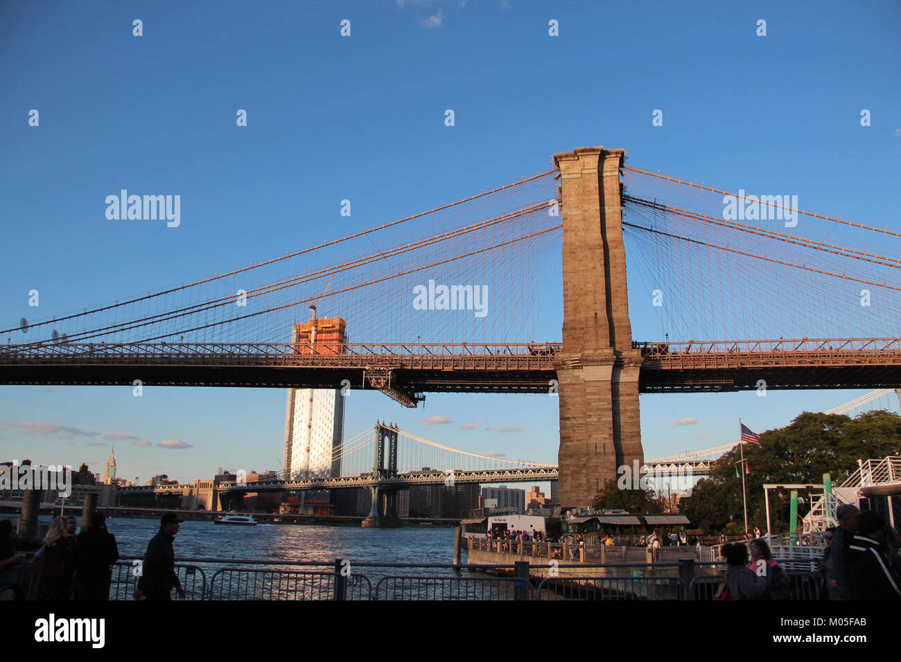 Dieses Bild zeigt die Brooklyn Bridge, die im September 2017 vom Brooklyn Bridge Park aus gesehen wurde und das berühmte Wahrzeichen von New York zeigt, eine Hängebrücke, die Manhattan und Brooklyn über den East River verbindet. Stockfoto