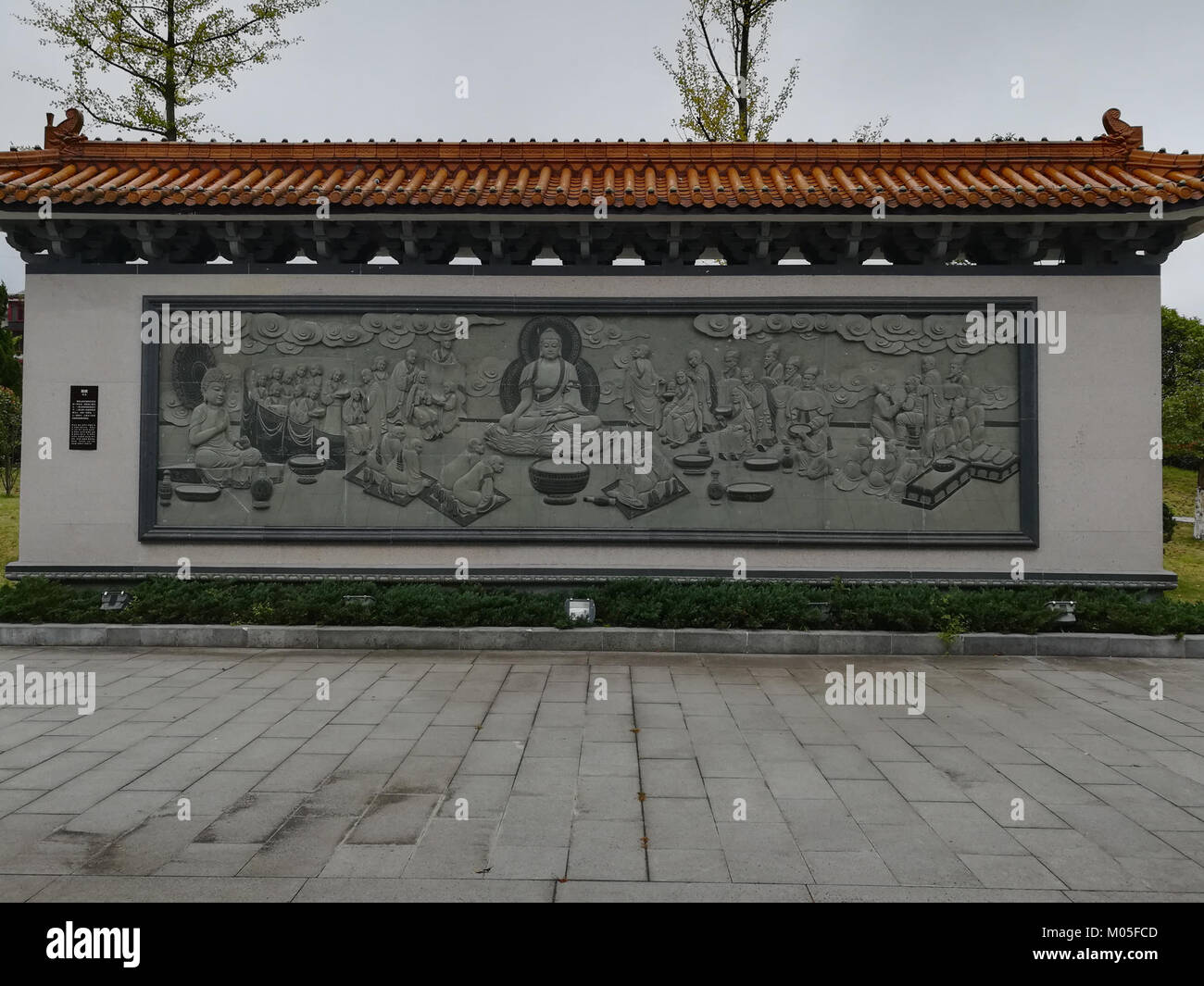 Ein detailliertes Bild einer Buddha-Reliefwand am Miyin-Tempel, das die komplizierten Schnitzereien und religiösen Symbolismus in diesem historischen buddhistischen Tempel in China hervorhebt. Stockfoto