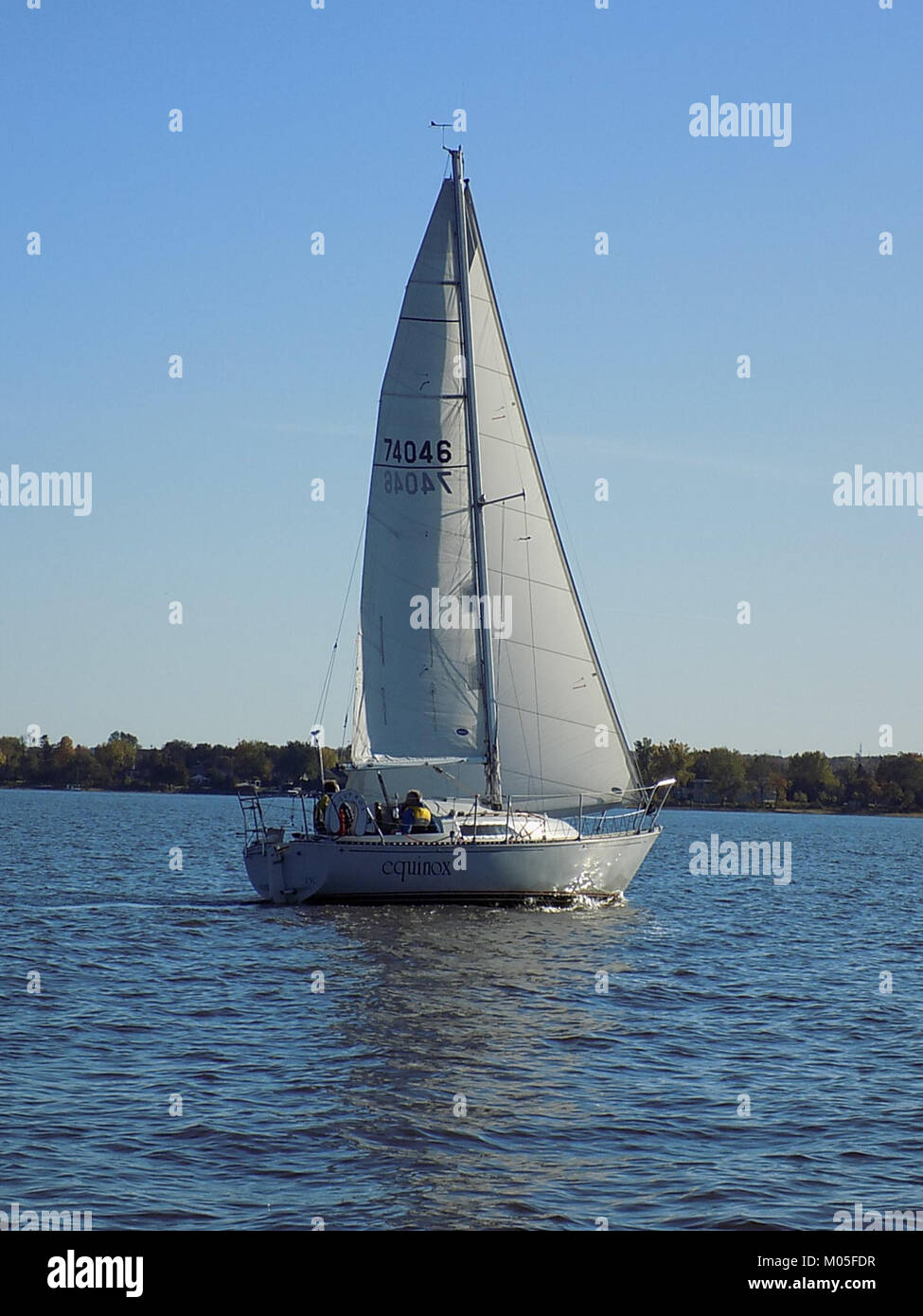 Die C&C 25 Mk II „Equinox“ ist ein beliebtes Segelschiff, das für seine Leistung und sein Design bekannt ist und besonders für Rennsport und Kreuzfahrten beliebt ist. Er hat eine Länge von 25 Fuß und einen gut gearbeiteten Rumpf. Stockfoto