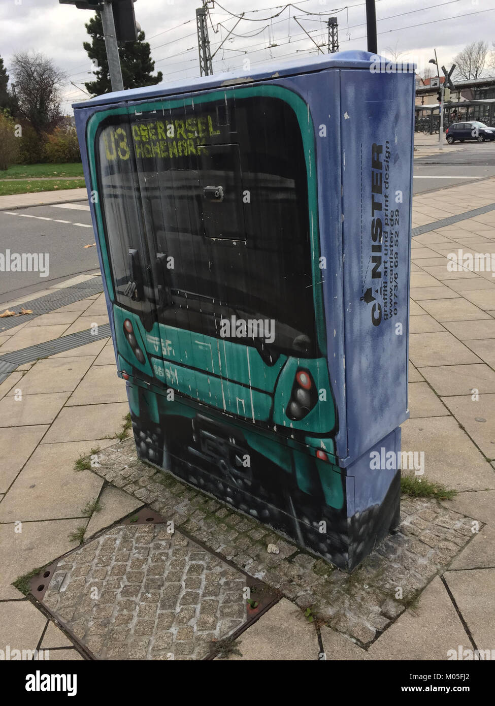 Foto mit einem Kanister in der Nähe des Bahnhofs in Oberursel, möglicherweise im Zusammenhang mit dem Bahnbetrieb oder den Bahnhofseinrichtungen. Stockfoto