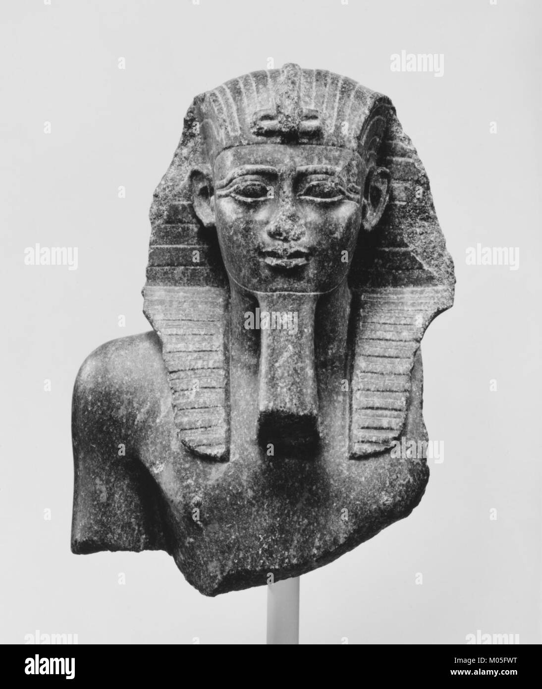 Diese Büste, die Teil der Sammlung des Metropolitan Museum of Art ist, stellt einen König dar, der die königlichen Merkmale und die Bedeutung der Figur erfasst. Es ist ein Schlüsselbeispiel für Porträts in antiken Skulpturen. Stockfoto