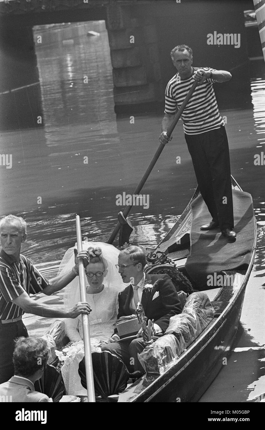 Bruidspaar Klene Van Stelten Maakte pro Gondel tocht door Amsterdamse Grachten, Bestanddeelnr 921-4785 Stockfoto