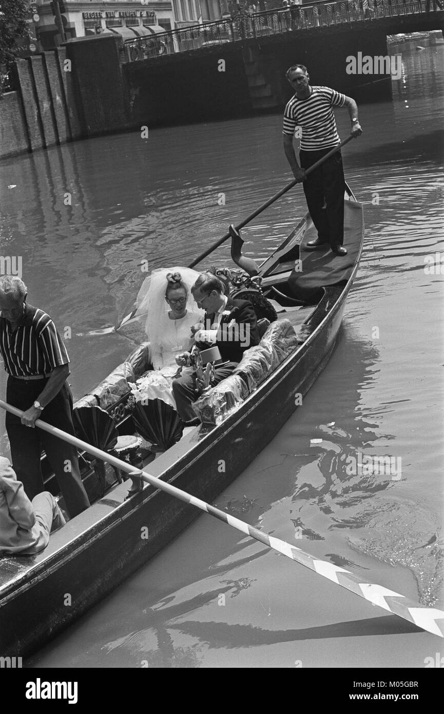 Bruidspaar Klene Van Stelten Maakte pro Gondel tocht door Amsterdamse Grachten, Bestanddeelnr 921-4786 Stockfoto