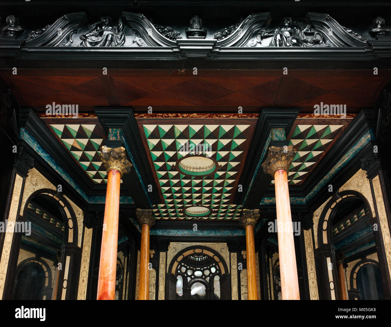 Das Kabinett, das Teil der Sammlung des Metropolitan Museum of Art ist, ist ein gutes Beispiel für europäische Handwerkskunst mit komplexen Details und künstlerischem Design. Stockfoto