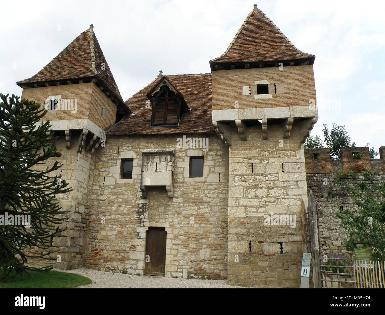 Die Cahors Barbacane ist ein befestigtes Gebäude in Cahors, Frankreich, das für seine mittelalterliche Architektur und Verteidigungszwecke bekannt ist. Die barbacane ist Teil der historischen Befestigungsanlagen der cityÂ. Stockfoto