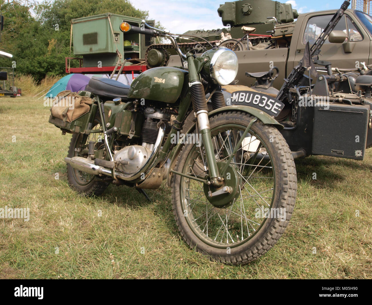 Das BSA MBU835E ist ein Militärmotorrad, das Mitte des 20. Jahrhunderts eingesetzt wurde. Bekannt für seine Robustheit und seinen Nutzen, wurde er für militärische Zwecke entwickelt und bietet Langlebigkeit in rauem Gelände. Stockfoto