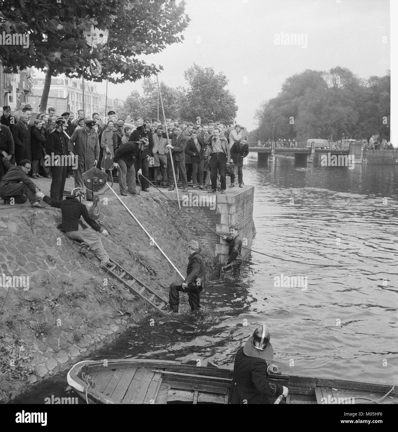 Das Bild zeigt ein Löschteam in Nassaukade, das an einer Operation beteiligt war, bei der Wasserrettung durchgeführt wurde. Die Szene zeigt die Tapferkeit und das Können der Ersthelfer in Notsituationen. Stockfoto