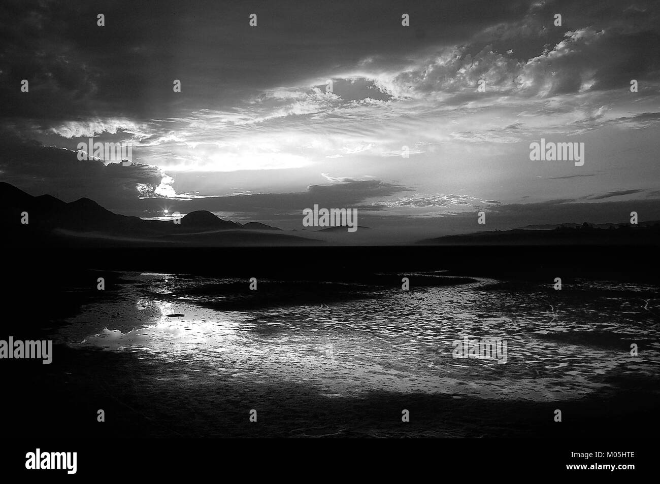 Dieses Bild zeigt die Morro Bay Area im San Luis Obispo County, Kalifornien. Diese Region ist bekannt für ihre atemberaubende Küstenlandschaft und den markanten Morro Rock und ein wichtiges Touristenziel und Naturdenkmal. Stockfoto