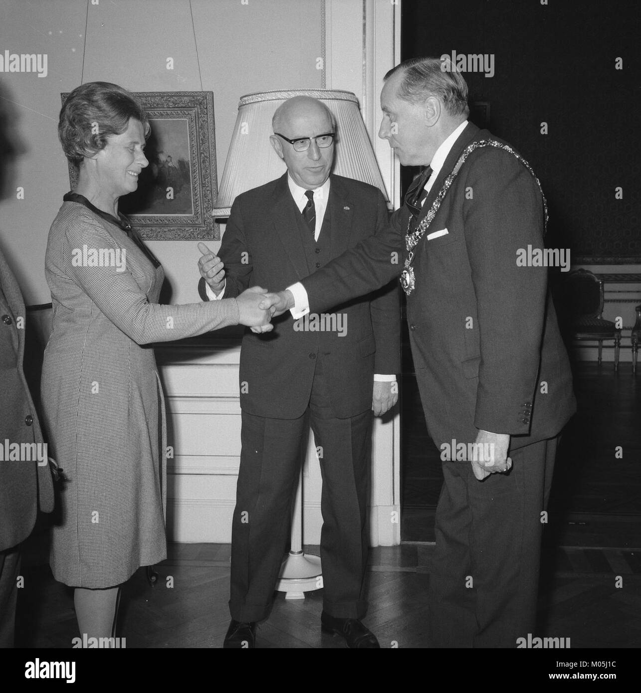 Dieses Foto zeigt Bürgermeister Samkalden, der vierzehn Bürgermeister aus England empfängt. Es ist Teil einer historischen Sammlung, die den internationalen Austausch zwischen niederländischen und englischen Beamten dokumentiert. Stockfoto