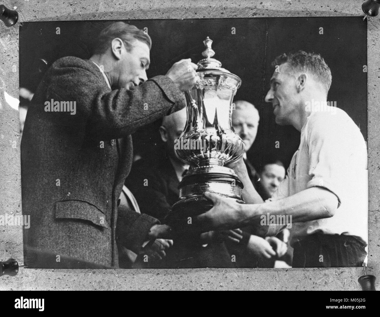 Der britische König präsentiert den British Cup. Datum: 1960er Jahre Stockfoto